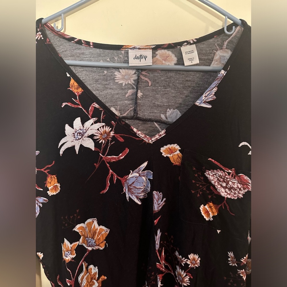 DAYTRIP size SMALL, black floral, V-neck, 3/4 length sleeved top. - Picture 3 of 6